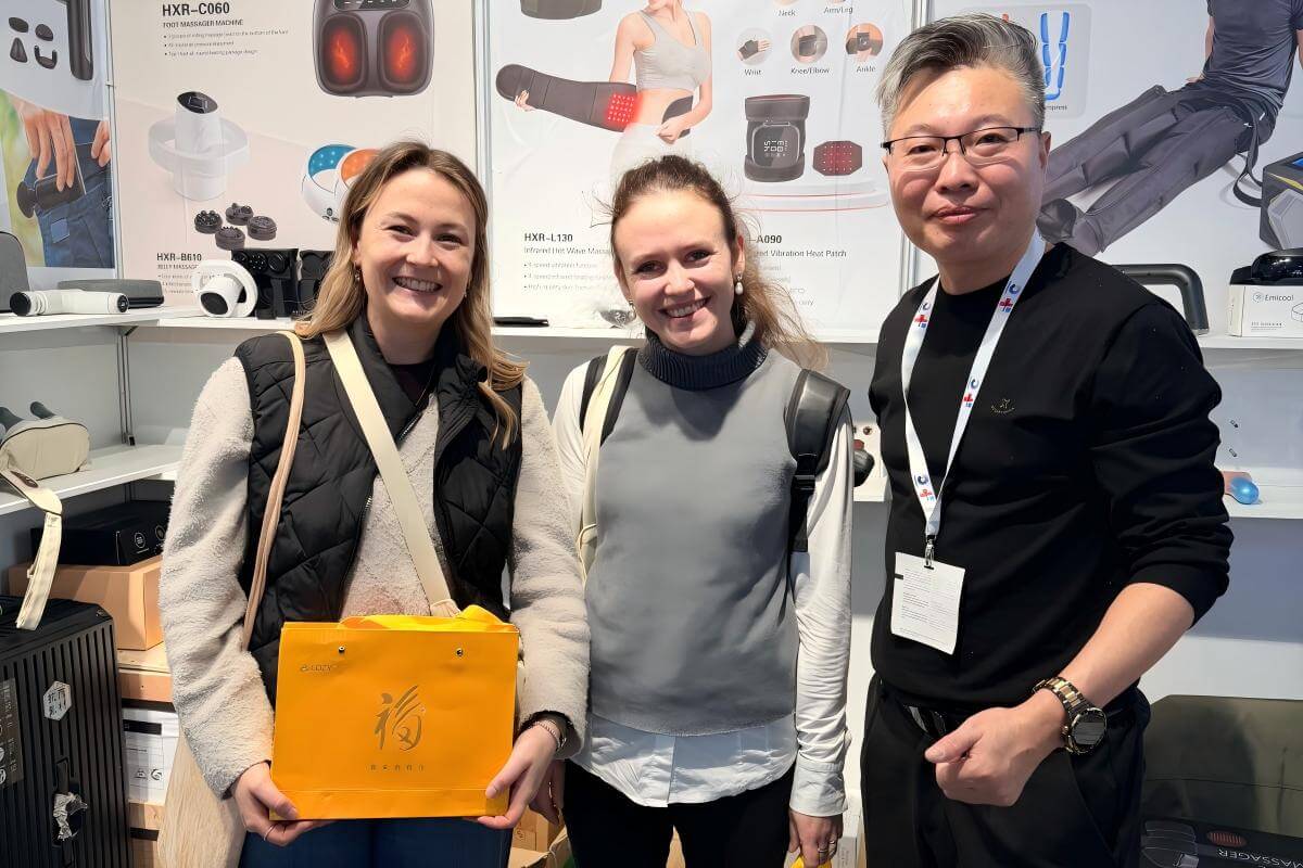 Friendly exchanges at the exhibition-ECOZY