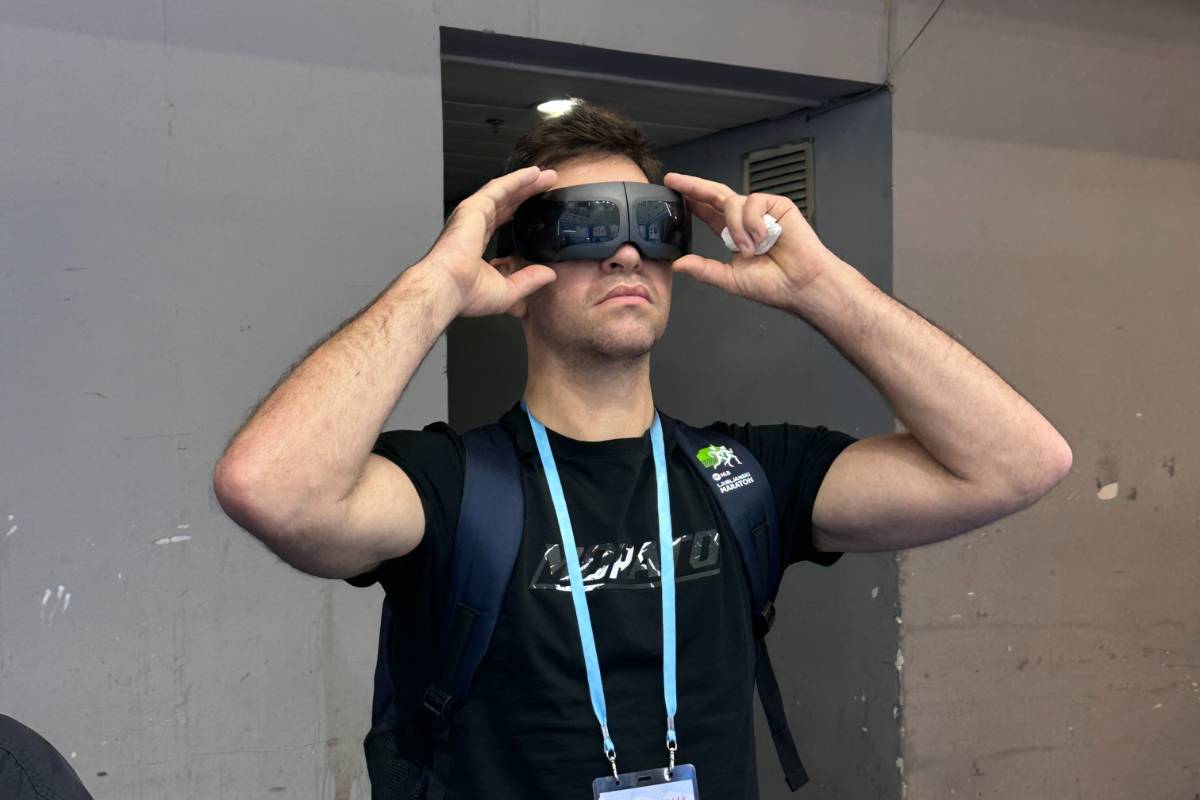 Customers try out P060 eye massager at Canton_Fair_2025